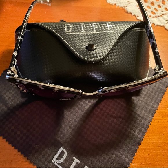 EUC DIFF Rise Cateye Sunglasses. Black & White Frames w/Blue Mirrored Lenses. - Picture 4 of 10